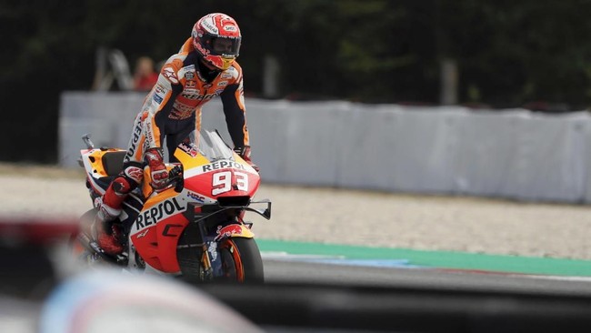 Pebalap LCR Honda, Cal Crutchlow, menyebut cara balapan Marc Marquez dari Repsol Honda seperti tukang sulap.
