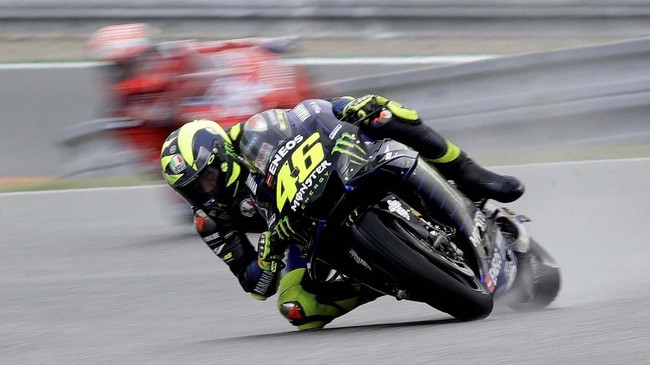 Sempat dianulir, pebalap Yamaha Valentino Rossi ditetapkan huni posisi keempat pada free practice (FP) 2 MotoGP Inggris di Sirkuit Silverstone, Jumat (23/8).