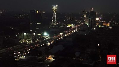 Suasana pemukiman penduduk dan gedung perkantoran saat listrik padam di Mampang Prapatan, Jakarta, Minggu (4/8). (CNN Indonesia/Tri Wahyuni)