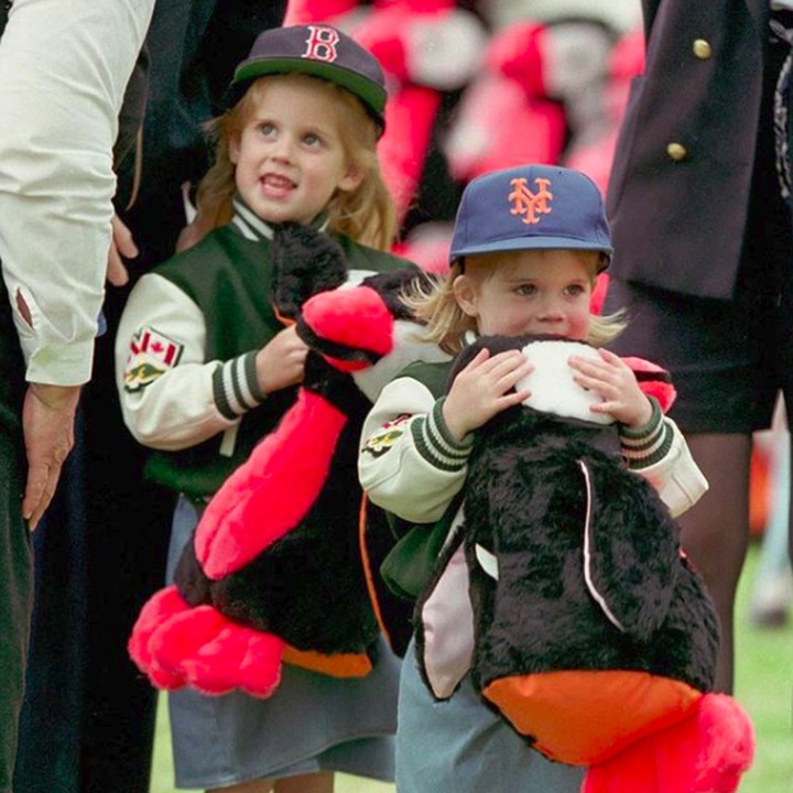 Seperti kebanyakan anak lainnya, Putri Eugenie kecil senang membawa satu bungkus snack manis. (Foto: Instagram @princesseugenie)