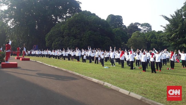Jajaran menteri Kabinet Kerja Joko Widodo (Jokowi)-Jusuf Kalla hingga mantan menteri berkumpul di halaman istana untuk senam pagi bersama.