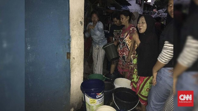 Listrik padam di DKI Jakarta sejak Minggu siang. Padamnya aliran listrik diiringi dengan padamnya pasokan air bersih dari perusahaan air minum.
