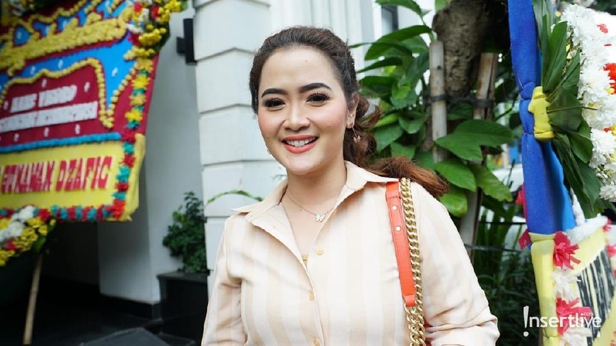 Cara Vega Darwanti wujudkan cita-cita sang anak.