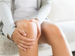 Sering Tidur di Lantai Tanpa Alas Bisa Bikin Rematik? Ini Kata Dokter