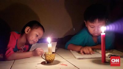 Suasana malam hari ketika mati lampu di Kota Bekasi. Jawa Barat. 4 Agustus 2019. CNN Indonesia/Adhi Wicaksono