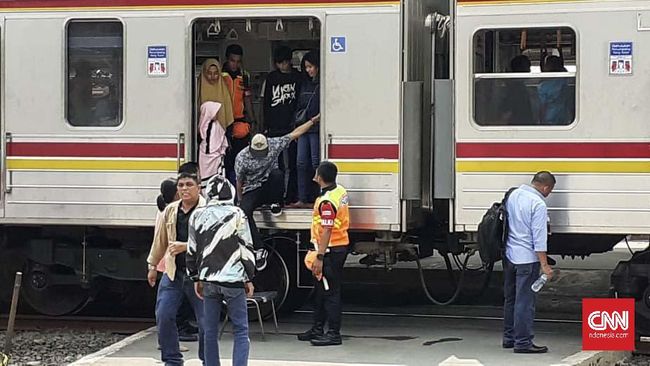 Listrik Jabodetabek Padam, KRL Berhenti Beroperasi Untuk para pengguna KRL yang masih merencanakan perjalanan, diimbau agar membatakannya.