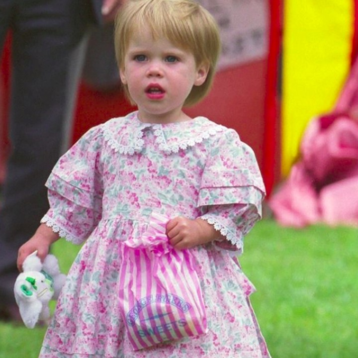 Saat bermain di pantai dan kulit tubuhnya tertutup sunblock, hi-hi-hi. (Foto: Instagram @princesseugenie)