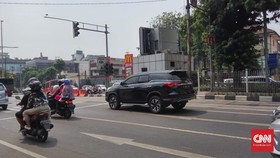 img-title Riuh Netizen Tanggapi Dua SUV Lawan Arah Hindari Antre di Lampu Merah