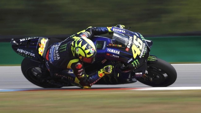 Rossi Sulit Salip Pebalap Lambat di MotoGP Ceko Valentino Rossi dan Maverick Vinales mengeluhkan performa motor Yamaha YZR-M1 milik mereka yang tak mampu tampil impresif di MotoGP Ceko.