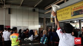 FOTO : Listrik di Jakarta Padam, KRL dan MRT Lumpuh
