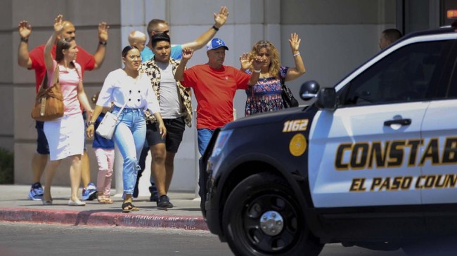 Sejumlah peristiwa meramaikan kabar dunia, Selasa (7/8), mulai dari penolakan warga El Paso terhadap kedatangan Donald Trump hingga kericuhan demo Hong Kong.