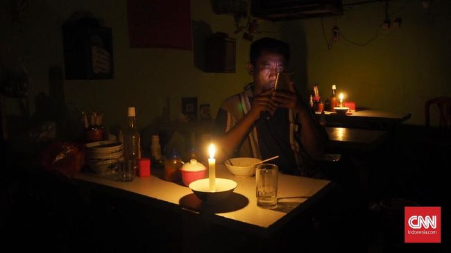 Listrik padam yang terjadi di Jakarta dan sekitarnya, melumpuhkan aktivitas warga. Sebagai bentuk persiapan, apa yang harus disiapkan jika mati lampu lagi?