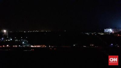 Suasana malam hari ketika mati lampu di Kota Bekasi. Jawa Barat. 4 Agustus 2019. CNN Indonesia/Adhi Wicaksono