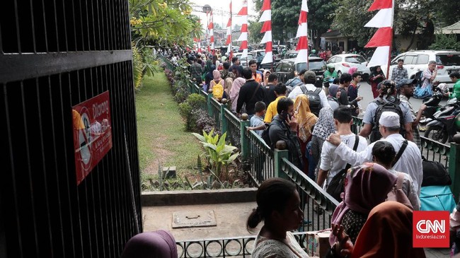 Seluruh penumpang segera dievakuasi tak lama setelah listrik padam. KCI mencatat ada tujuh kereta yang berhenti di tengah jalur saat listrik mati.