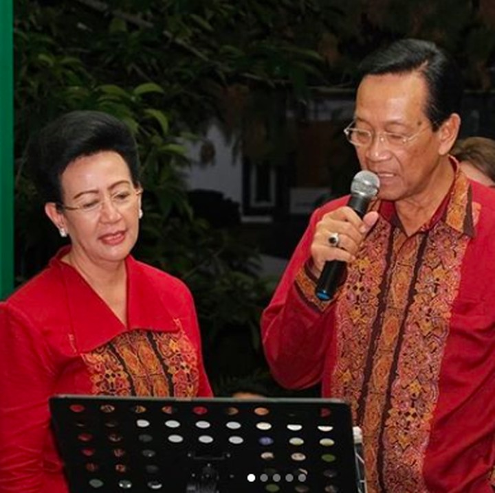 Pada 18 Mei lalu, Sri Sultan HB X bersama Ratu Hemas nampak menyanyi bersama saat merayakan hari ulang tahun pernikahan. Semoga sehat selalu dan berbahagia selamanya! (Foto: Instagram @gkrbendara)