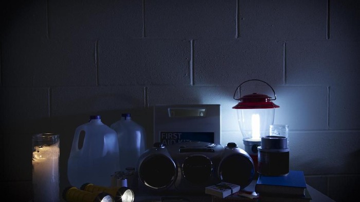 Alasan Kenapa Aliran Listrik Bisa Putus Saat Cuaca Ekstrim plus Kiat yang Perlu Disimak Biar Nggak Tersetrum Saat Banjir!