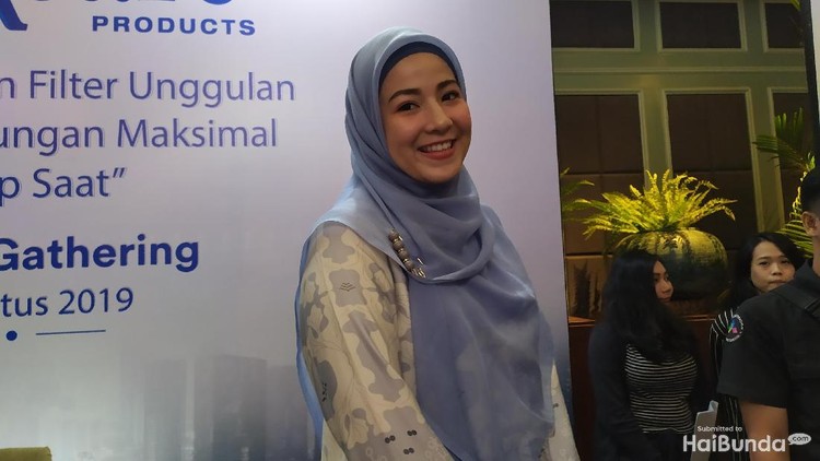 Membiasakan pakai masker jadi salah satu cara Natasha Rizky lindungi keluarga dari polusi.