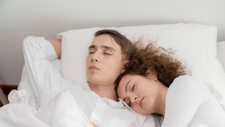 Hubungan seks harusnya dapat menciptakan kebahagiaan di antara pasangan suami istri. Tapi, masih ada Bunda dan Ayah yang mengaku makin kelelahan setelahnya.