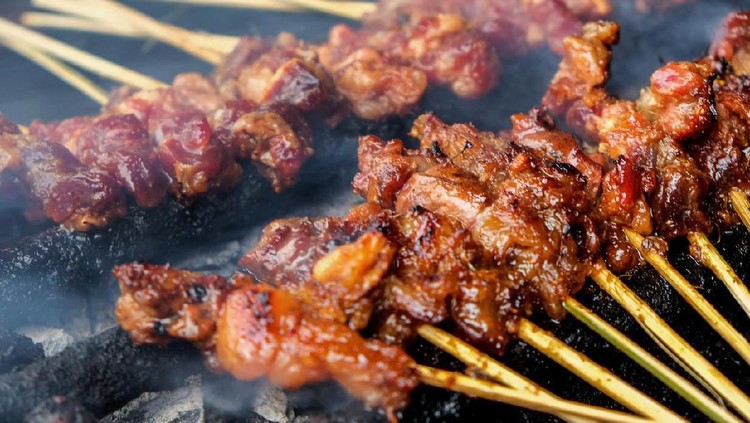 Aroma sate kambing begitu menggoda saat Hari Raya Idul Adha. Tapi kalau Bunda lagi hamil, boleh nyicip enggak sih?
