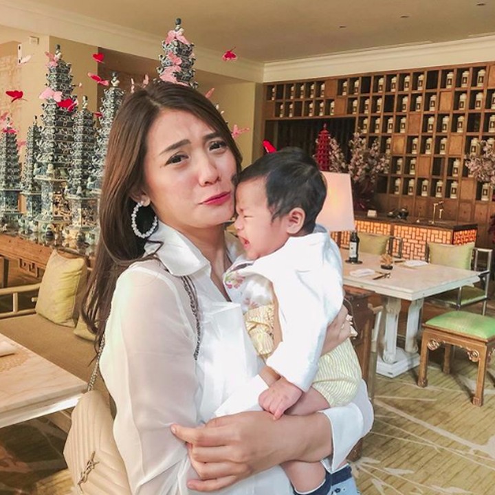 <p>Istri Raditya Dika, Anissa Aziza akhirnya memutuskan menginap di hotel karena kasihan dengan kondisi anaknya, Alinea yang baru berusia dua bulan. Foto: Instagram @anissaaziza</p>