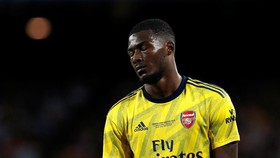 Bek Arsenal Buat Gol Bunuh Diri Konyol Lawan Barcelona