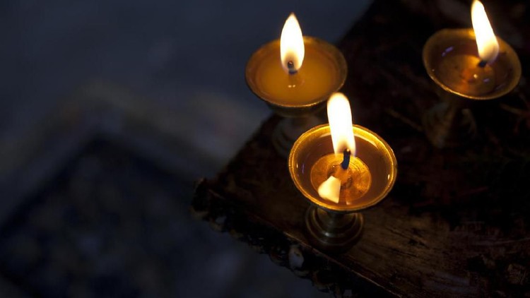 Saat mati lampu dan lupa beli lilin tentunya bikin enggak nyaman. Terlebih jika si kecil takut gelap, simak yuk cara membuat lilin darurat dari minya sayur.