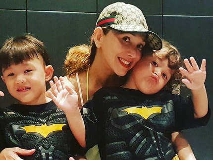 Momen Manis Kedekatan Kiki Fatmala dan 2 Keponakannya