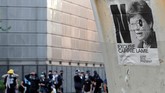 FOTO : Aksi Massa Buat Hong Kong Lumpuh Lagi Aksi unjuk rasa membuat Hong Kong terus bergejolak. Kota tersibuk di dunia itu kembali dibuat lumpuh.