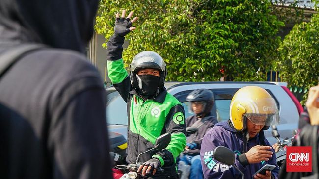 Kapolres Bogor Klarifikasi Viral Polisi Tendang Driver Ojol Kapolres Bogor Kota Hendri Fiuser mengatakan anggotanya telah mengingatkan driver ojol memasuki area tempat Presiden melintas, namun pengemudi tetap menerobos.