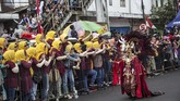 FOTO : Kemegahan dan Keagungan Dunia di Jember Fashion Jember fashion carnaval tahun 2019 sudah sukses digelar. Ini adalah kali pertama Jember Fashion Carnaval digelar tanpa Dynand Fariz, sang penggagas.