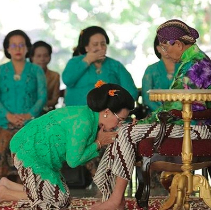 Pada pelaksanaan Ngebakten yang digelar Kraton Yogyakarta, terlihat Ratu Hemas melakukan sungkeman pada Sri Sultan HX X. (Foto: Instagram @kratonjogja)