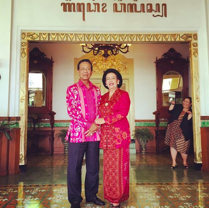 Foto berdua dan saling berpegangan tangan. Tetap mesra setelah 51 tahun membina rumah tangga. (Foto: Instagram @gkrhayu)