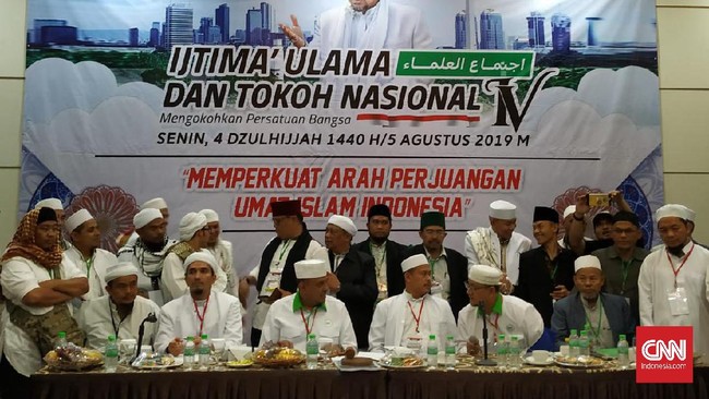 Ijtimak Ulama IV meminta umat Islam untuk sama-sama mewujudkan Negara Kesatuan Republik Indonesia (NKRI) bersyariah dan menyepakati penegakan khilafah.