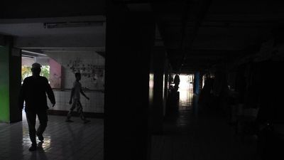 Warga beraktivitas di Rusun Bendungan Hilir saat terjadi pemadaman listrik bergilir di Jakarta, Senin (5/8/2019). Gangguan listrik yang terjadi sejak Minggu (4/8) belum sepenuhnya pulih hingga Senin (