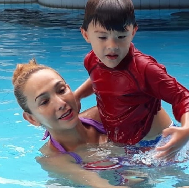 <p>Momen manis saat Mami Kiki mendampingi si kecil berenang. (Foto: Instagram/ @qq_fatmala)</p>