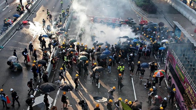 Aksi mogok yang merongrong Hong Kong hingga peningkatan ketegangan di Kashmir, India, meramaikan kabar dunia pada Senin (5/8).