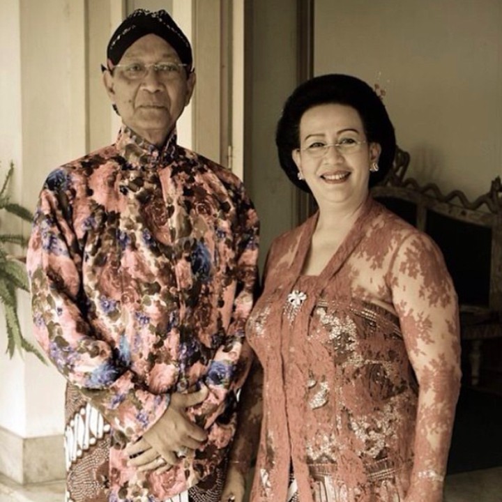 Dalam usia 72 tahun, Sri Sultan HB X tetap romantis bersama Ratu Hemas. Keduanya menikah di tahun 1968. (Foto: Instagram @gkrhayu)