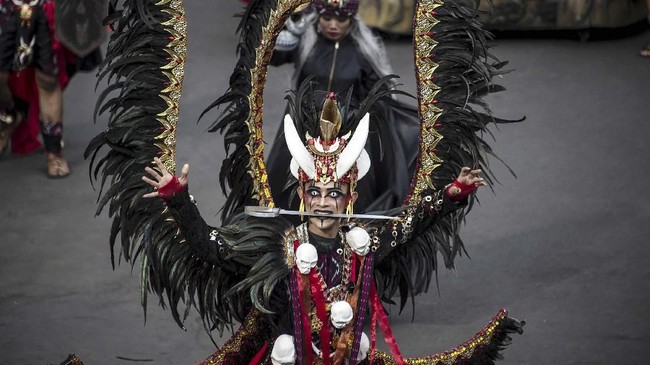FOTO : Kemegahan dan Keagungan Dunia di Jember Fashion