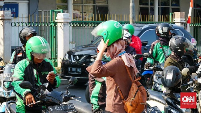 Penggunaan Ojek Online di kawasan Stasiun Palmerah, Jakarta, Senin(5/8)