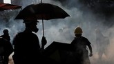 FOTO : Aksi Massa Buat Hong Kong Lumpuh Lagi Aksi unjuk rasa membuat Hong Kong terus bergejolak. Kota tersibuk di dunia itu kembali dibuat lumpuh.