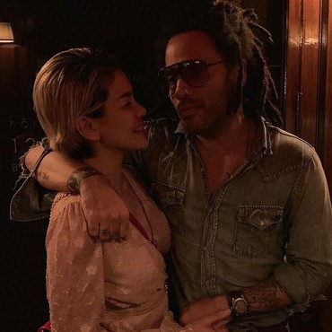 Ketemu Lenny Kravitz di Paris, Nikita Mirzani Langsung Minta Pelukan