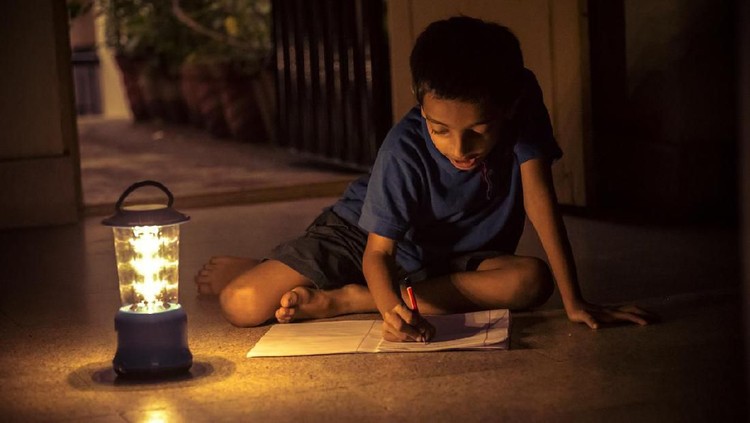 Agar anak tak bosan saat mati listrik atau sering disebut mati lampu, aktivitas sederhana ini bisa Bunda lakukan bersama si kecil.