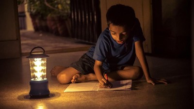 8 Aktivitas untuk Anak agar Tak Bosan Saat Mati Lampu
