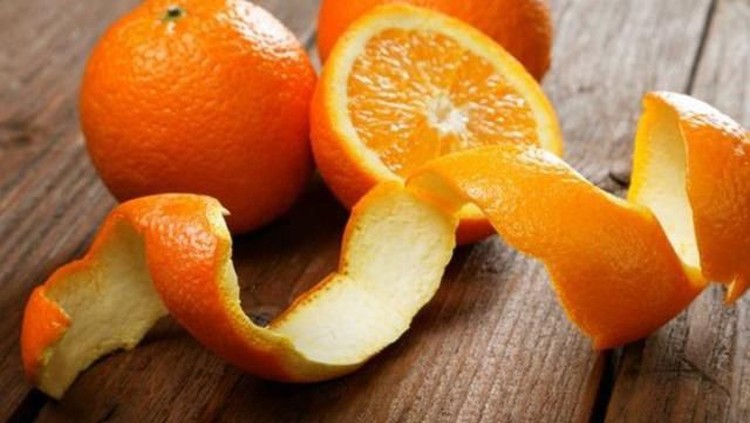 Selain buahnya, kulit jeruk ternyata juga memiliki banyak manfaat dan kandungan yang baik untuk kulit wajah. Yuk simak penjelasan berikut