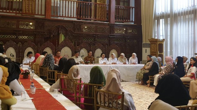Pertemuan dengan relawan emak-emak itu dilakukan Prabowo Subianto untuk menjelaskan langkah politiknya setelah Pilpres 2019