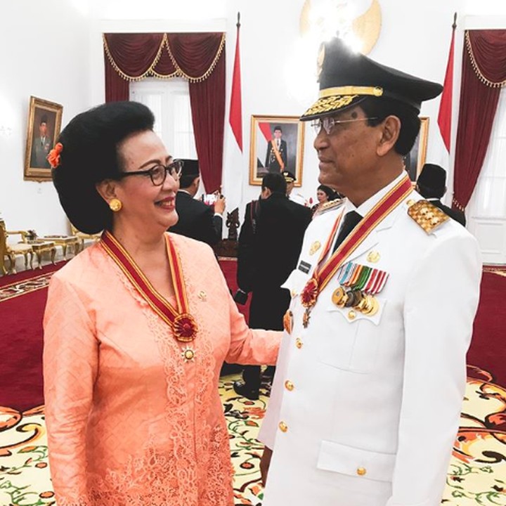 Mendampingi suami sebagai Sultan Yogyakarta, membuat semangat Ratu Hemas untuk turut berprestasi ikut terpantik. Tahun lalu, keduanya menjadi penerima bintang Mahaputera Utama. (Foto: Instagram @gkrhayu)