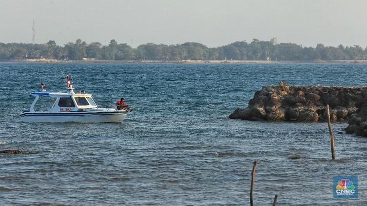 Warga melintas di Kawasan Pantai Carita, Banten, Minggu (8/4/2019). Usai diguncang gempa pantai Carita sepi Pengunjung.  Sepi pengunjung ini sudah terjadi sejak Tsunami melanda Desember tahun lalu. Kejadian ini mengakibatkan pengunjung dan pendapatan para pencari nafkah disekitar sini lesu. 