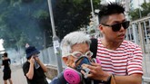 FOTO : Aksi Massa Buat Hong Kong Lumpuh Lagi Aksi unjuk rasa membuat Hong Kong terus bergejolak. Kota tersibuk di dunia itu kembali dibuat lumpuh.