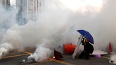 FOTO : Aksi Massa Buat Hong Kong Lumpuh Lagi Aksi unjuk rasa membuat Hong Kong terus bergejolak. Kota tersibuk di dunia itu kembali dibuat lumpuh.