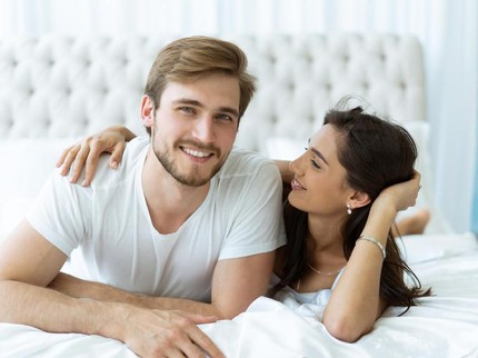 4 Posisi Seks Bantu Wanita Relaks, Yab Yum Menarik Dicoba